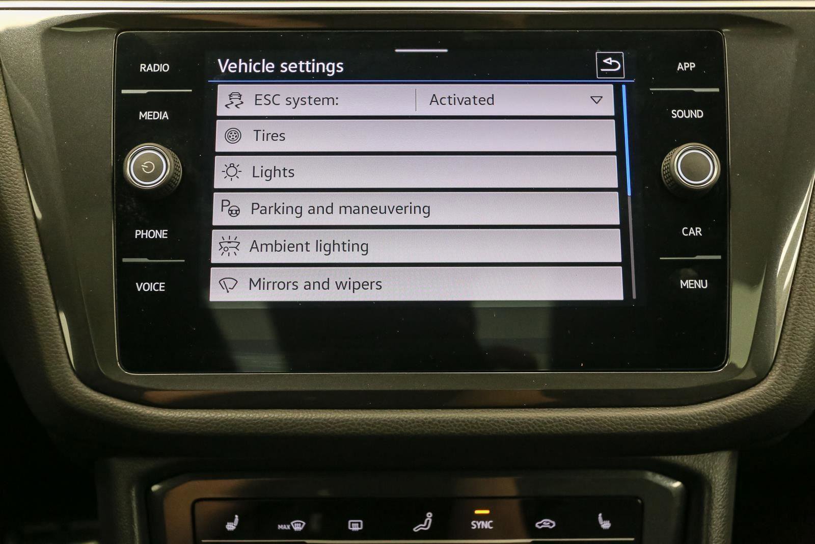 Certified 2024 Volkswagen Tiguan SE R-Line AWD/4WD image 35