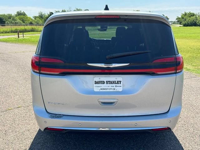 Used 2024 Chrysler Pacifica Touring-L FWD image 5
