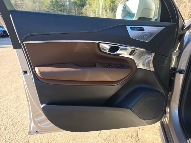 Certified 2025 Volvo XC90 B6 Ultra w/ Lounge Package image 26
