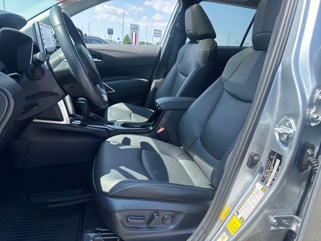 Used 2022 Toyota Corolla Cross XLE w/ Convenience Package FWD image 16