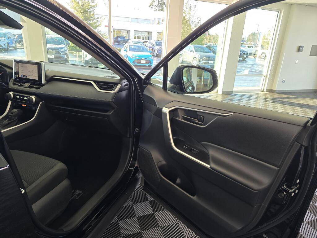 Used 2025 Toyota RAV4 LE image 41