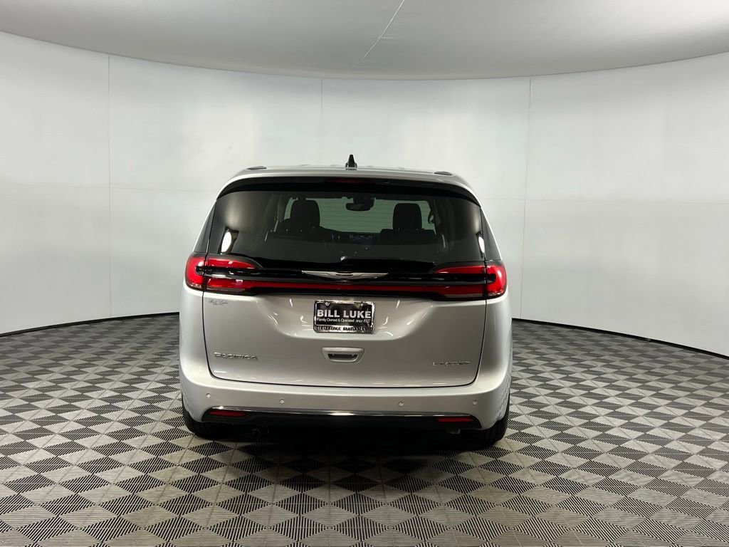 Used 2024 Chrysler Pacifica Limited image 7