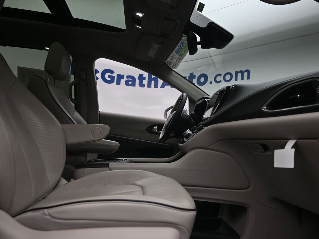 Used 2021 Chrysler Pacifica Limited image 7