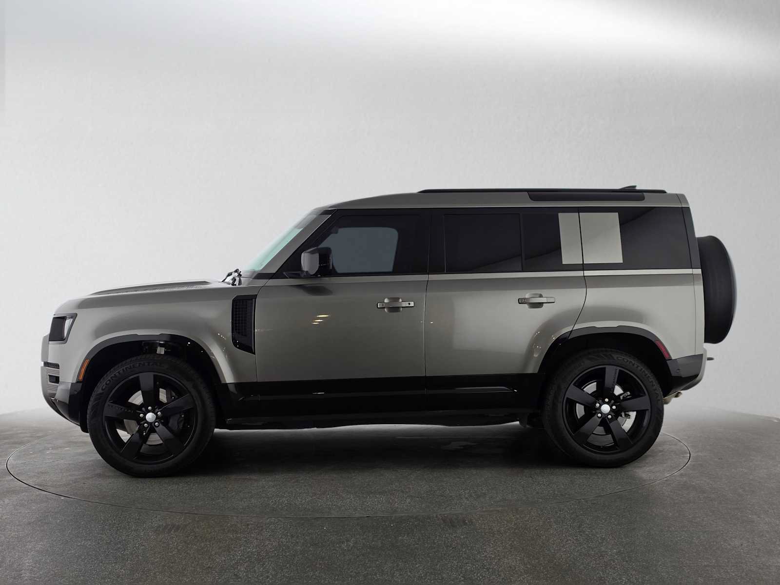 Used 2025 Land Rover Defender 110 X-Dynamic SE AWD/4WD image 2