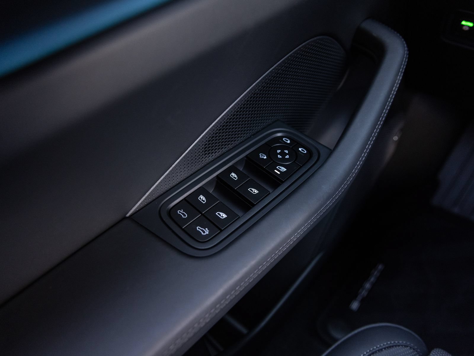 Certified 2026 Porsche Macan 4 Electric AWD/4WD image 22