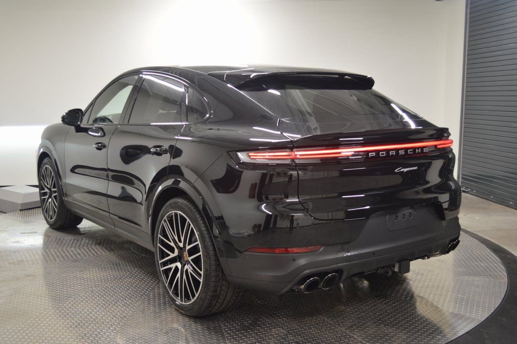 Certified 2025 Porsche Cayenne Coupe image 3