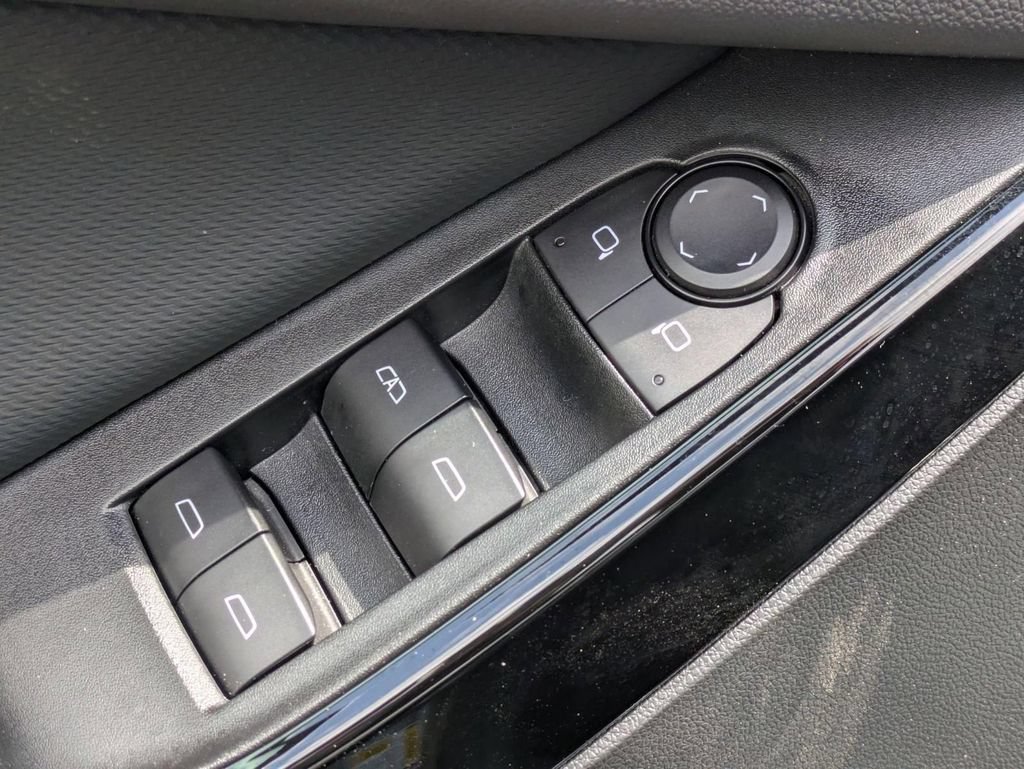 Used 2025 Chevrolet Equinox LT FWD image 15