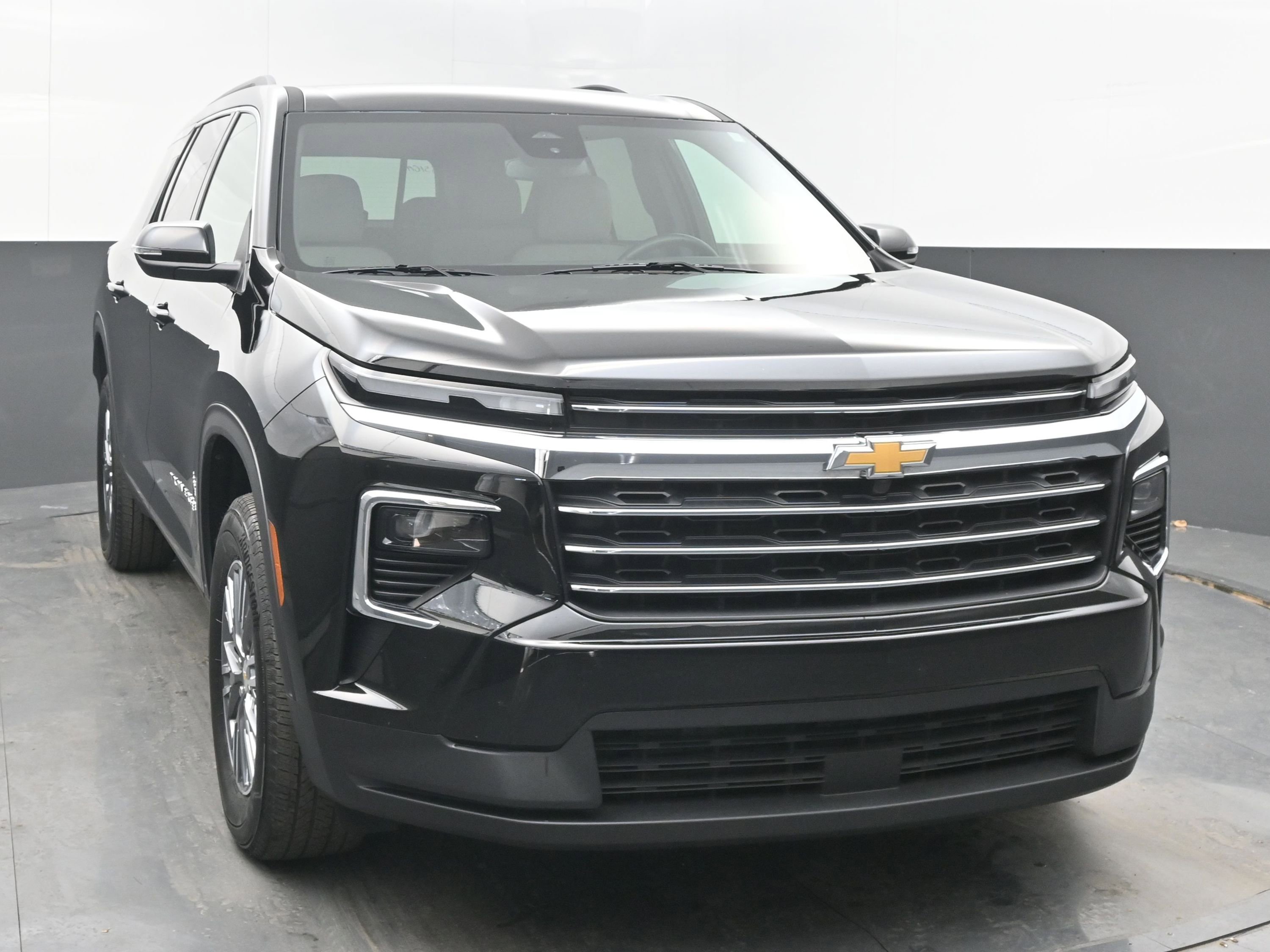 Used 2025 Chevrolet Traverse LT image 3