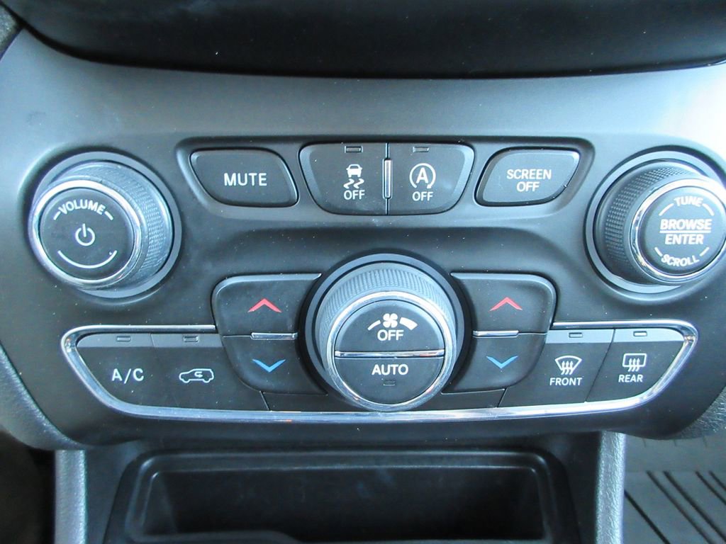 Used 2019 Jeep Cherokee Limited w/ Luxury Group image 33