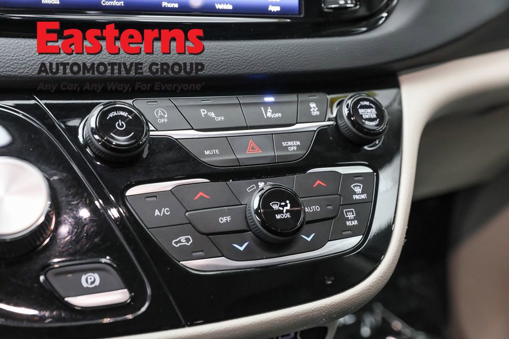 Used 2023 Chrysler Pacifica Touring-L FWD image 20