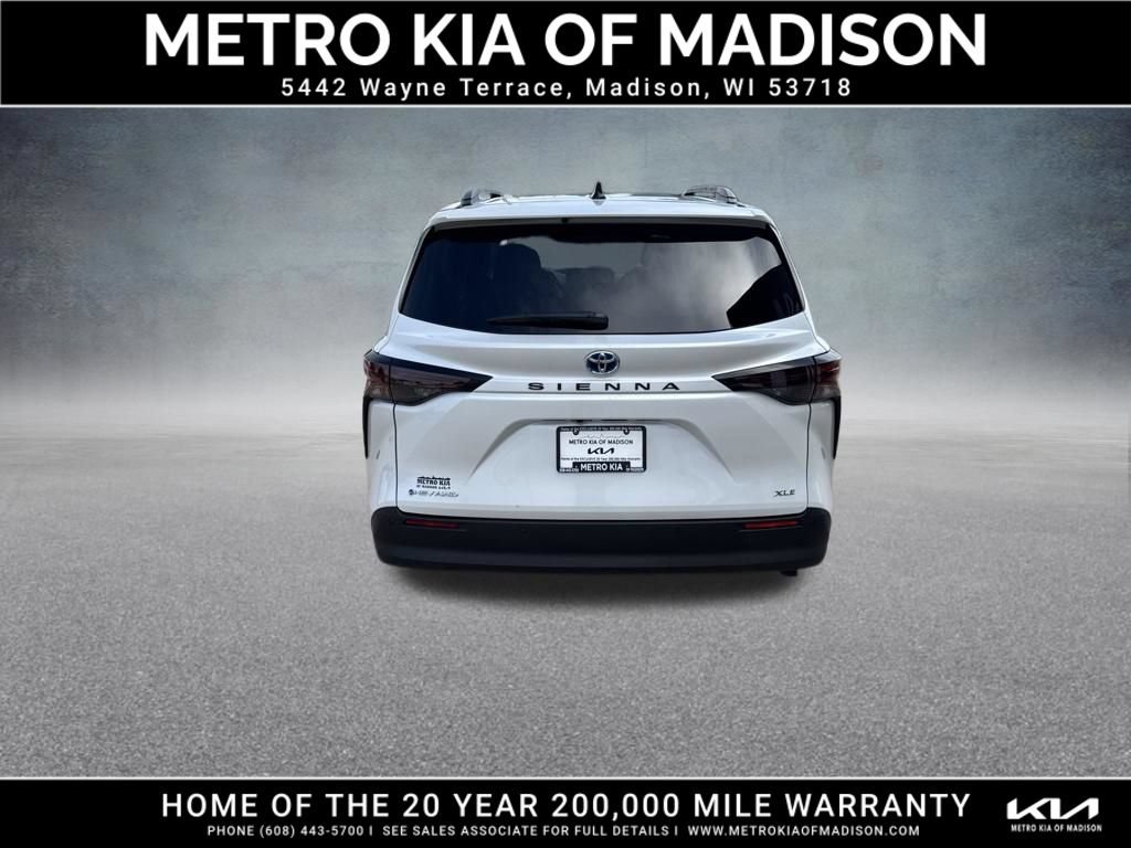 Used 2025 Toyota Sienna XLE AWD/4WD image 5