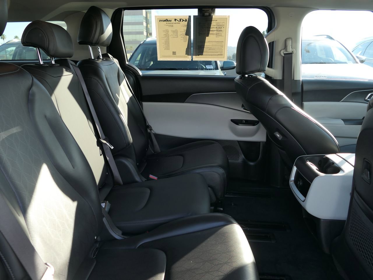 Used 2023 Kia Carnival LX image 25