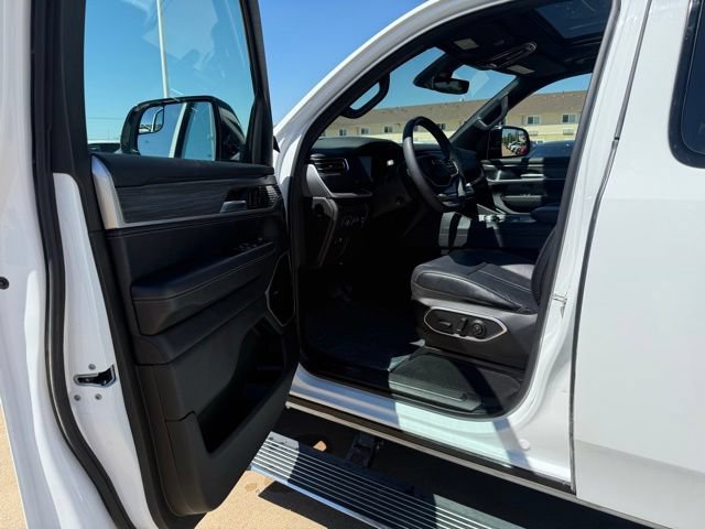 Used 2024 Jeep Wagoneer Series III w/ Premium Group I AWD/4WD image 9