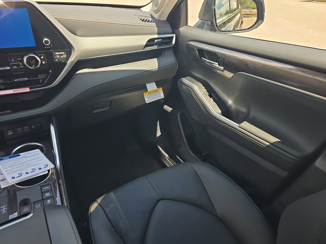New 2026 Toyota Highlander Platinum AWD/4WD image 17