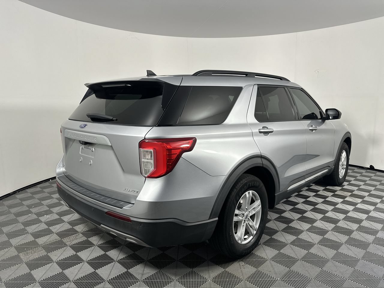 Used 2021 Ford Explorer XLT w/ Equipment Group 202A AWD/4WD image 19