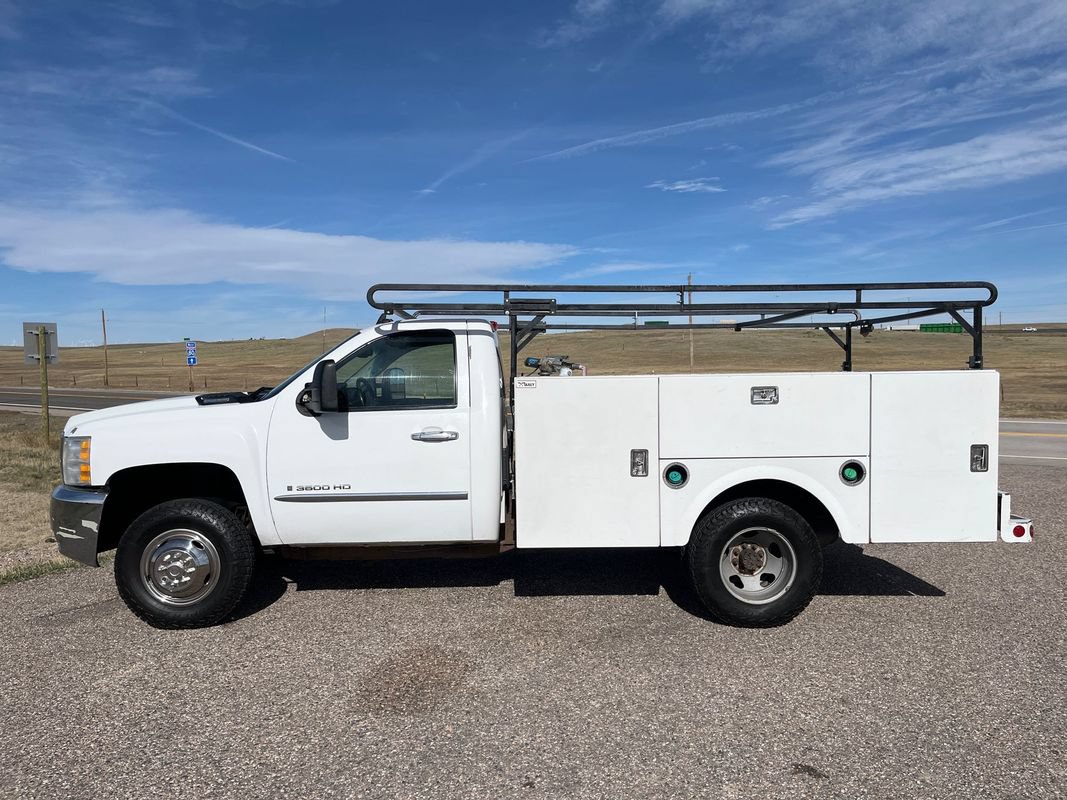 Used 2009 Chevrolet Silverado 3500 LT w/ Exterior Plus Package AWD/4WD image 2