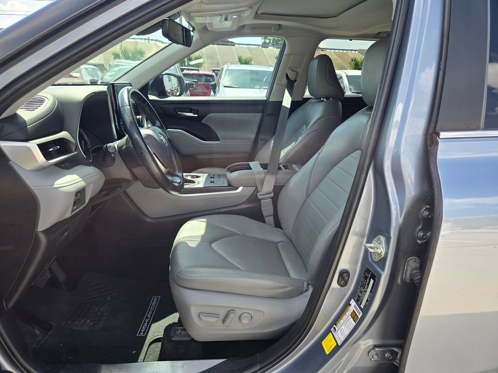 Used 2023 Toyota Highlander XLE FWD image 9