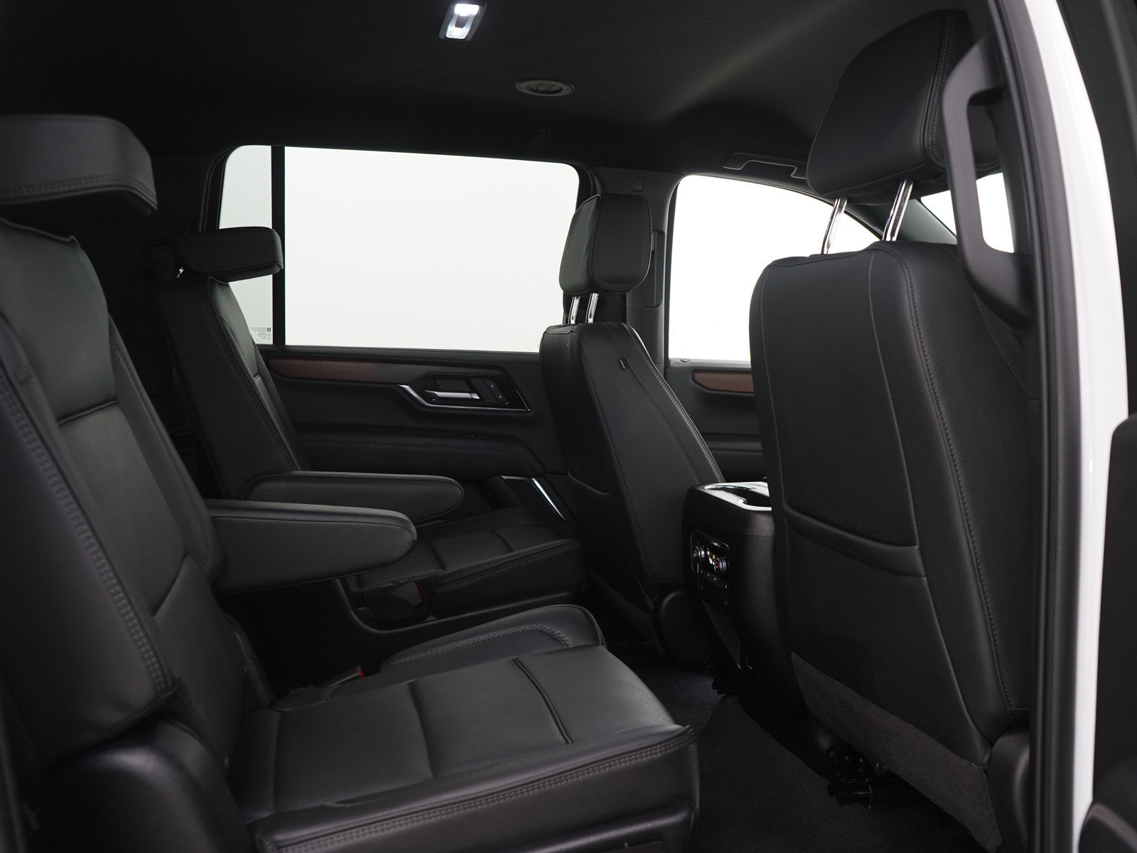 Used 2025 GMC Yukon XL Denali AWD/4WD image 14