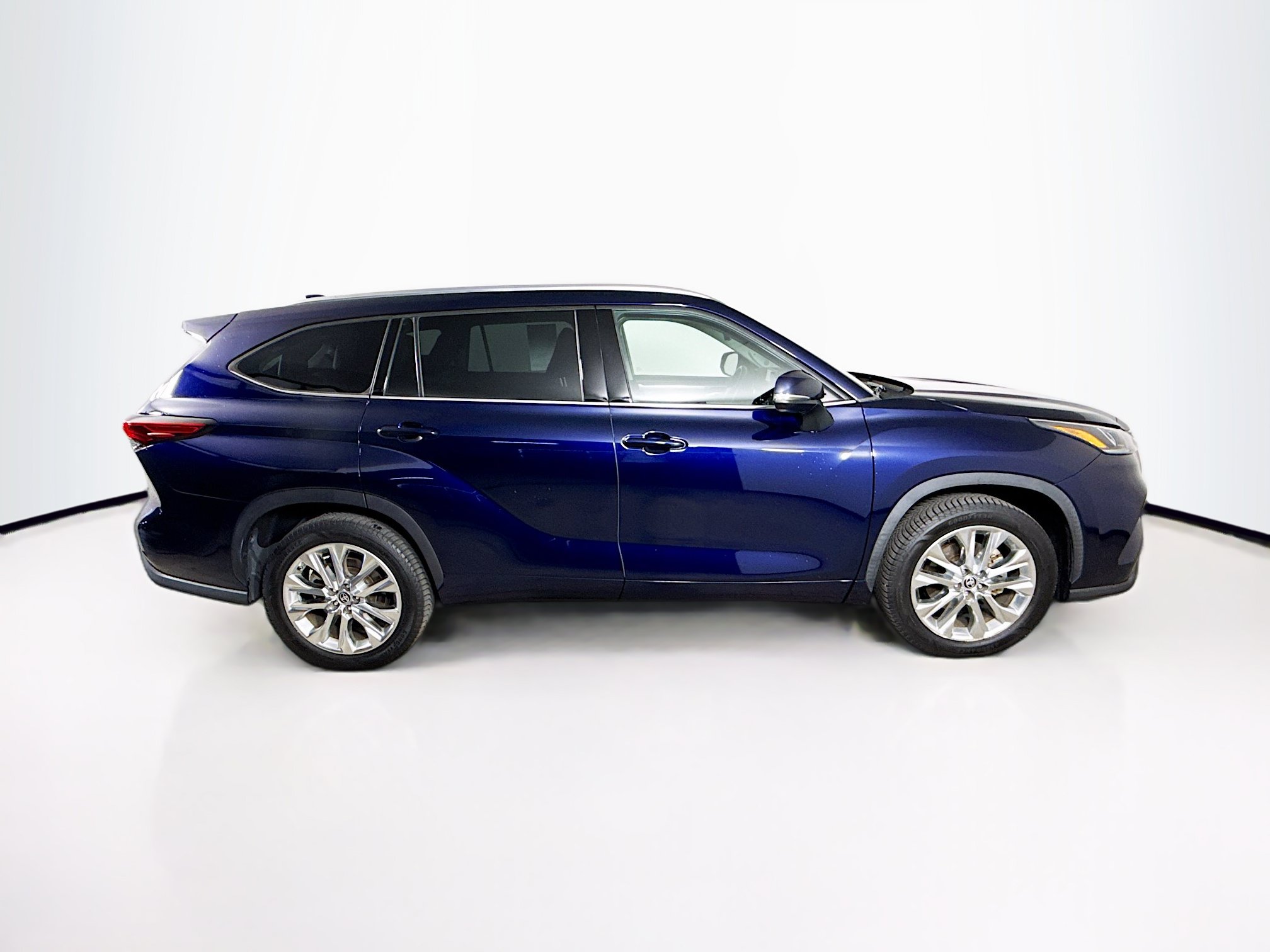 Used 2021 Toyota Highlander Limited FWD image 2