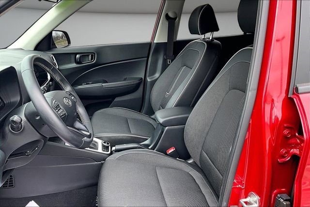 Used 2024 Hyundai Venue Limited FWD image 21
