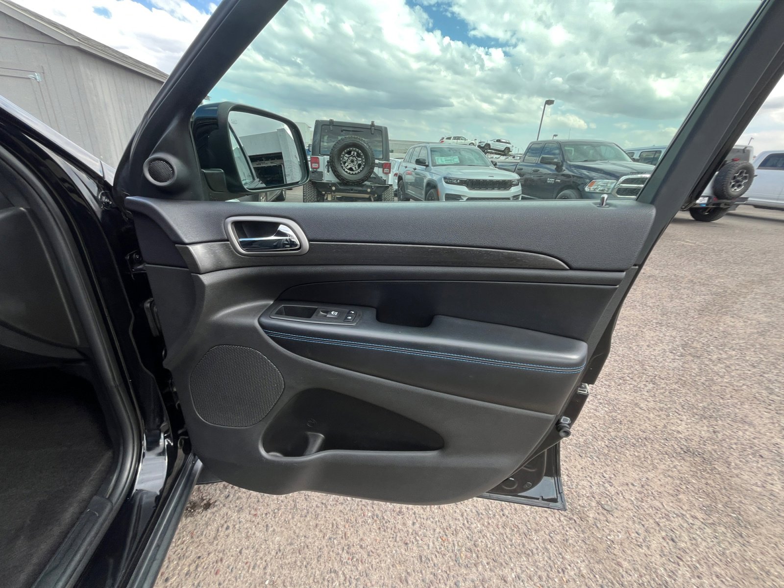 Used 2018 Jeep Grand Cherokee Laredo image 16