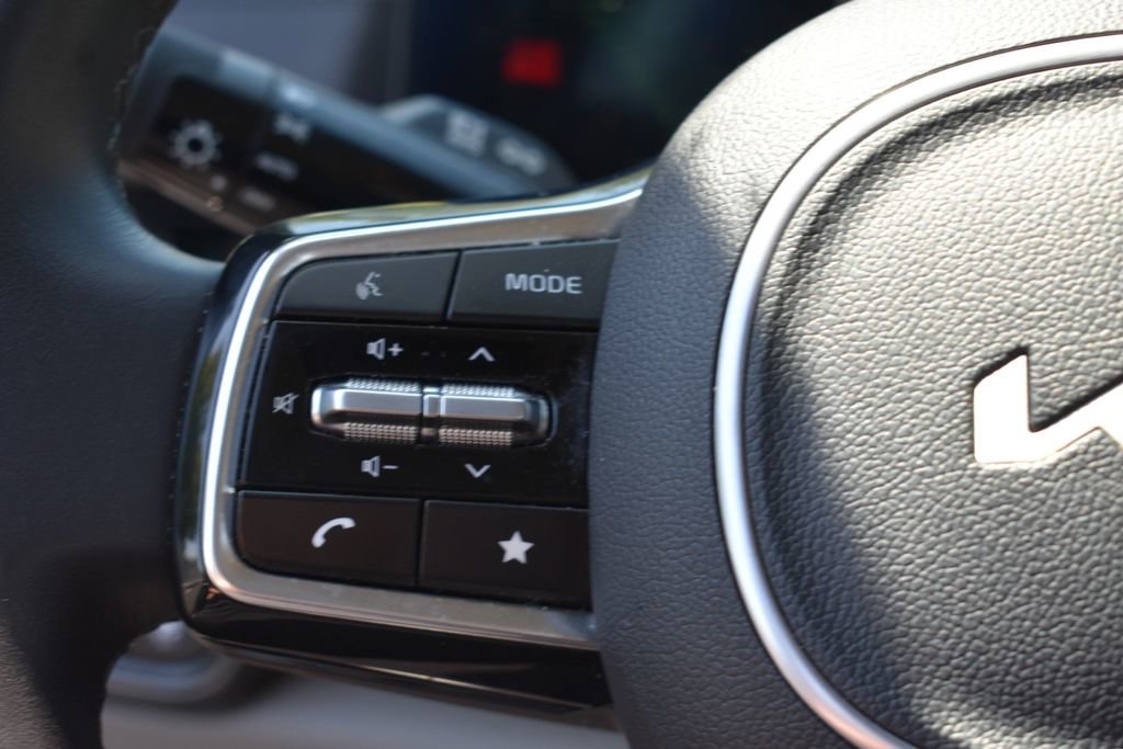 Used 2025 Kia Carnival FWD image 15