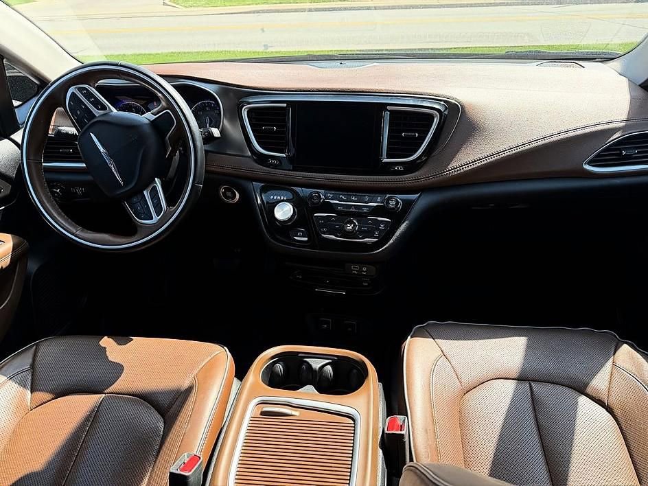 Used 2019 Chrysler Pacifica Limited w/ Tire & Wheel Group FWD image 11