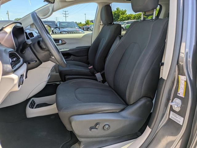 Used 2017 Chrysler Pacifica Touring FWD image 7
