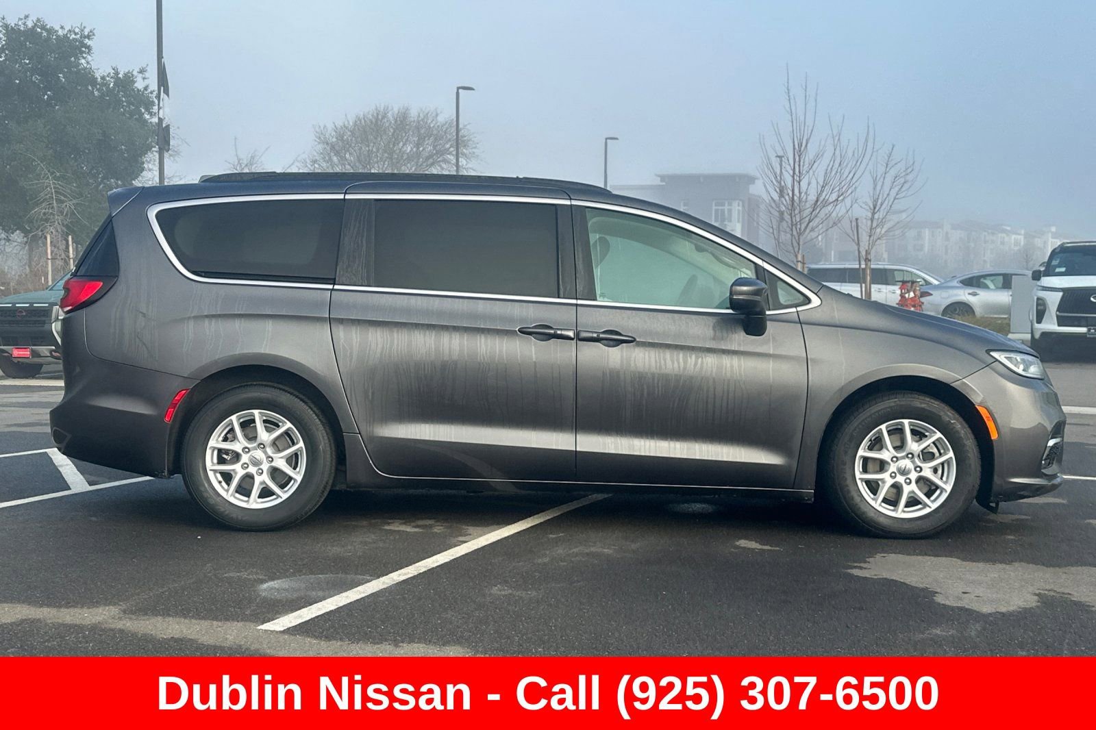 Used 2022 Chrysler Pacifica Touring-L FWD image 3