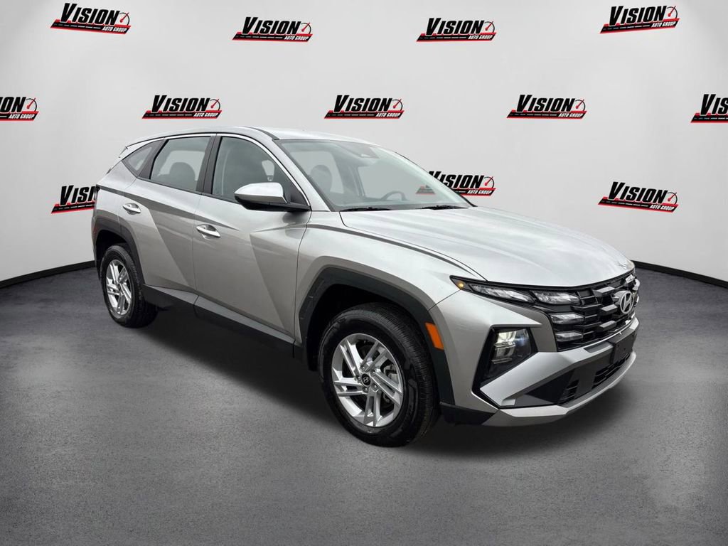 Certified 2025 Hyundai Tucson SE image 3