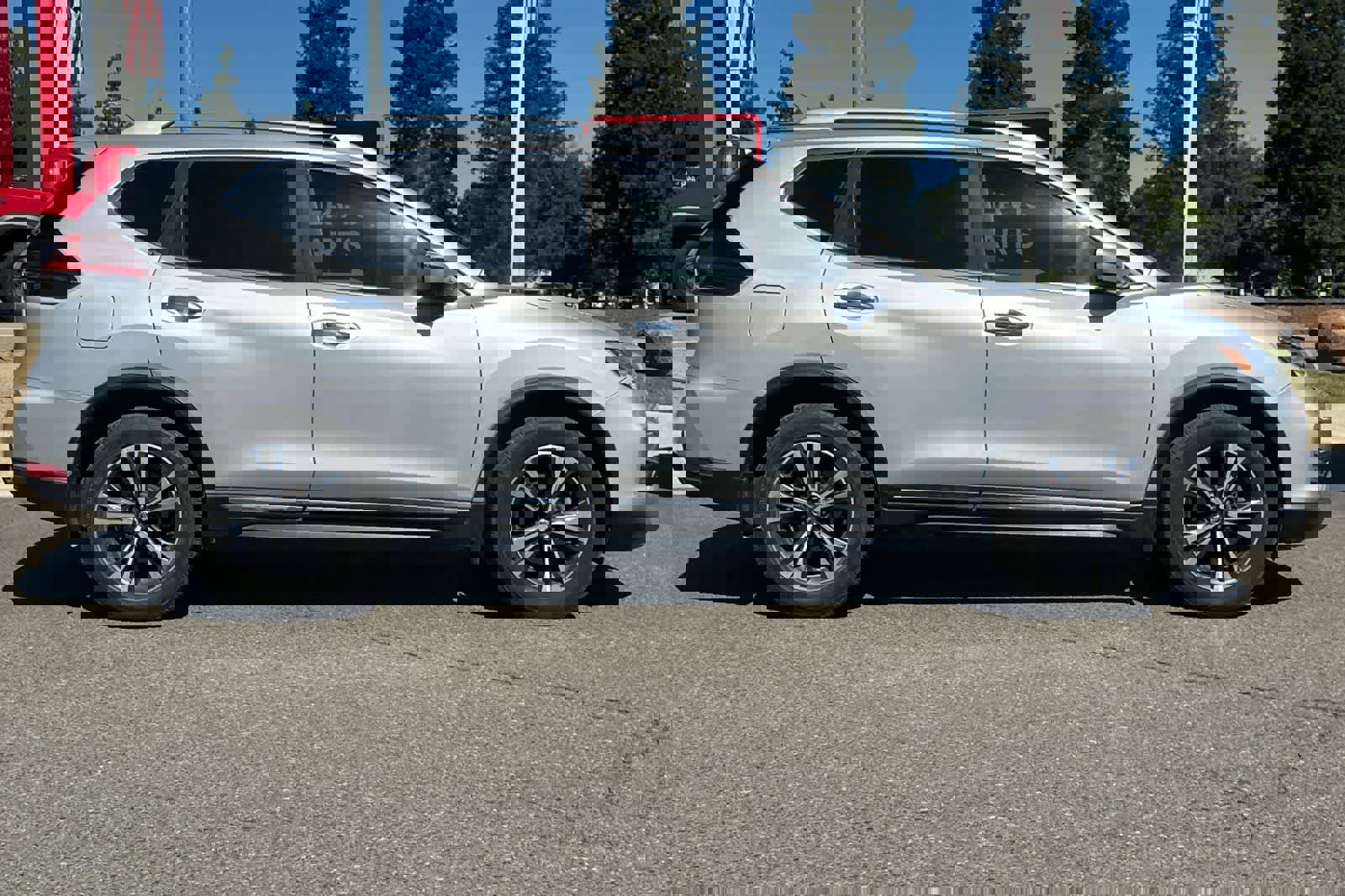 Used 2018 Nissan Rogue SL w/ Premium Package image 9