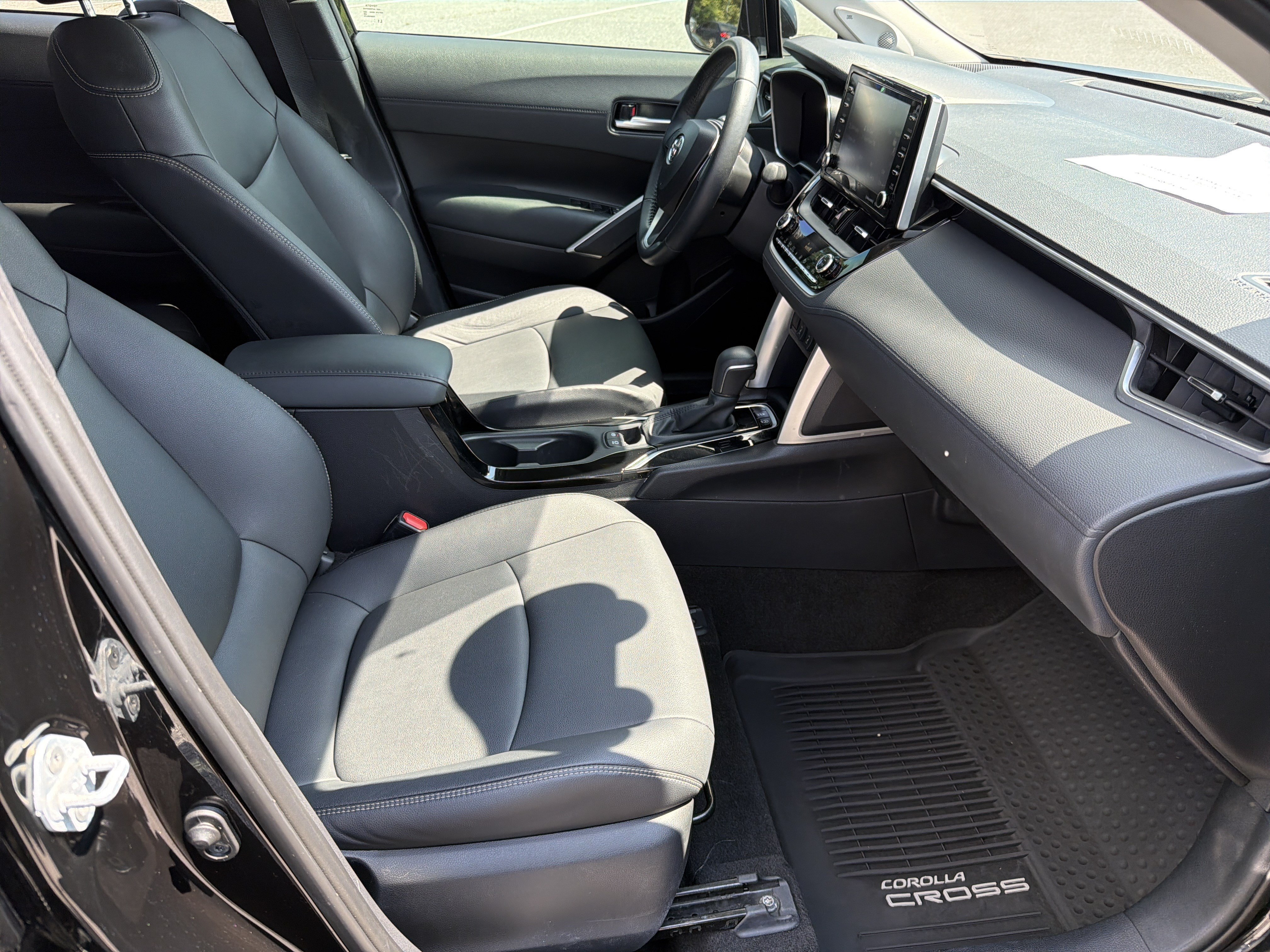Used 2022 Toyota Corolla Cross XLE w/ Convenience Package FWD image 14