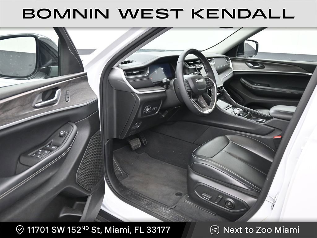 Used 2024 Jeep Grand Cherokee Limited w/ Black Appearance Package image 10