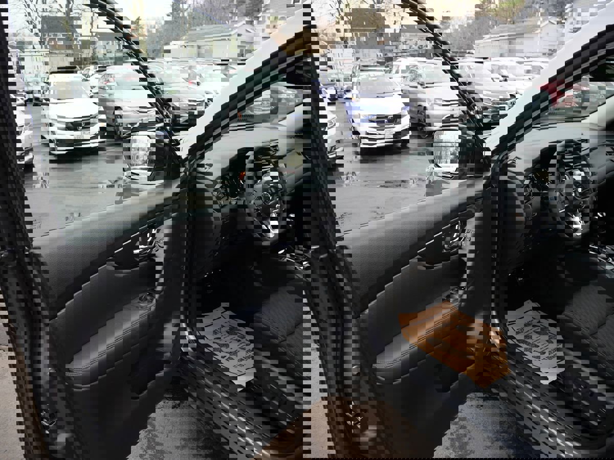 Used 2017 Nissan Rogue SV w/ SV Premium Package image 15