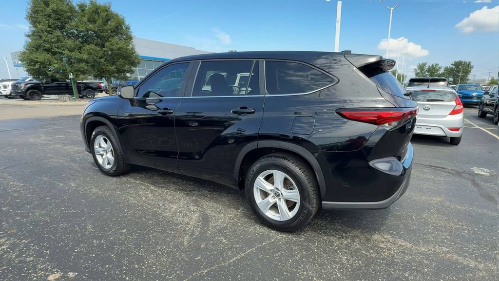 Used 2023 Toyota Highlander L FWD image 6