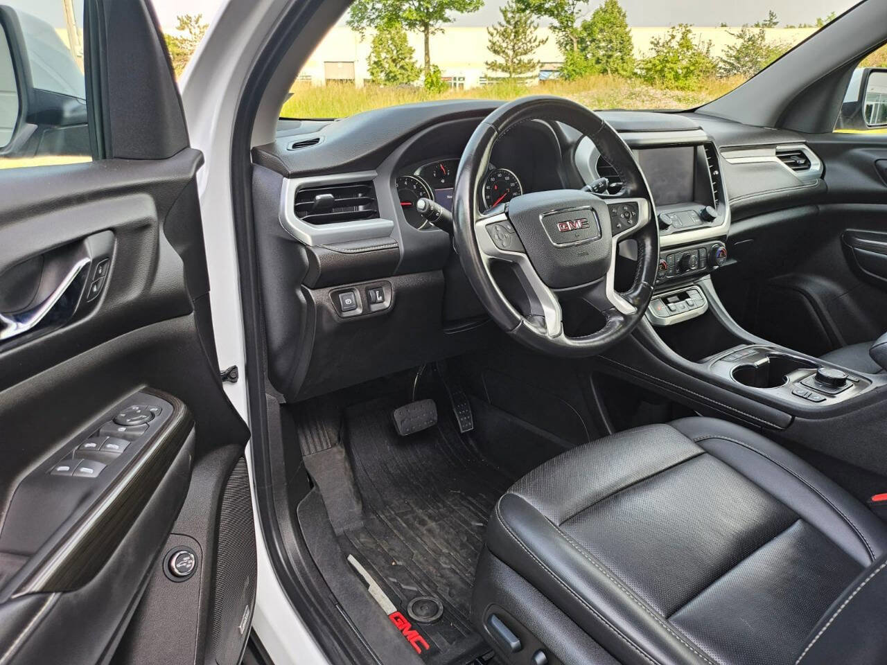 Used 2022 GMC Acadia SLT w/ LPO, Floor Liner Package image 9