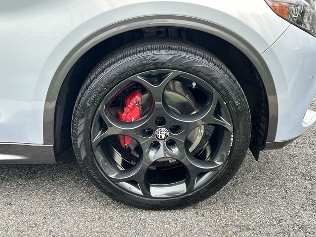 Used 2024 Alfa Romeo Stelvio Ti w/ Performance Driving Package AWD/4WD image 13