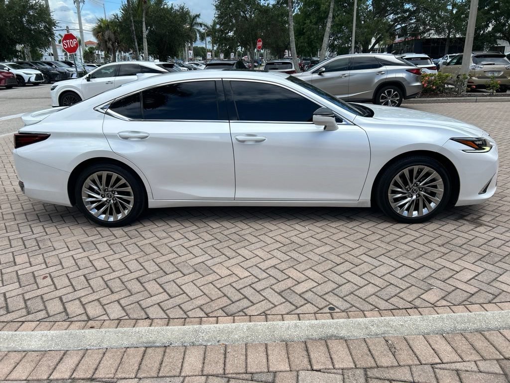Certified 2022 Lexus ES 300h Ultra Luxury w/ Accessory Package 2 FWD image 2