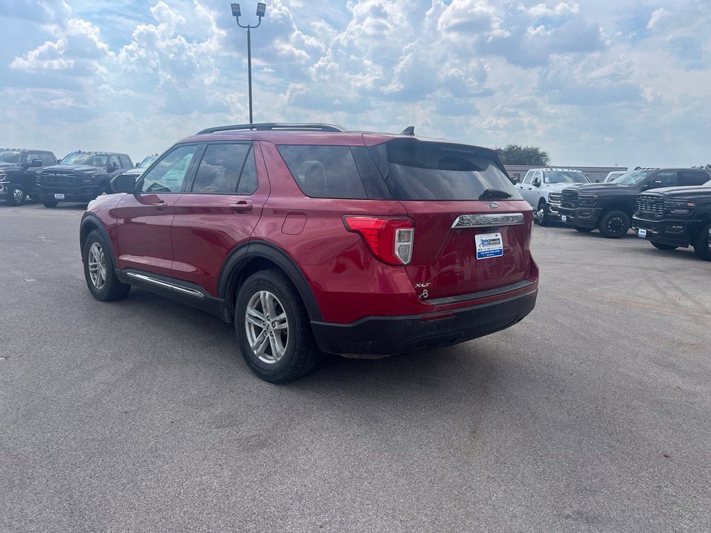 Used 2021 Ford Explorer XLT RWD image 2