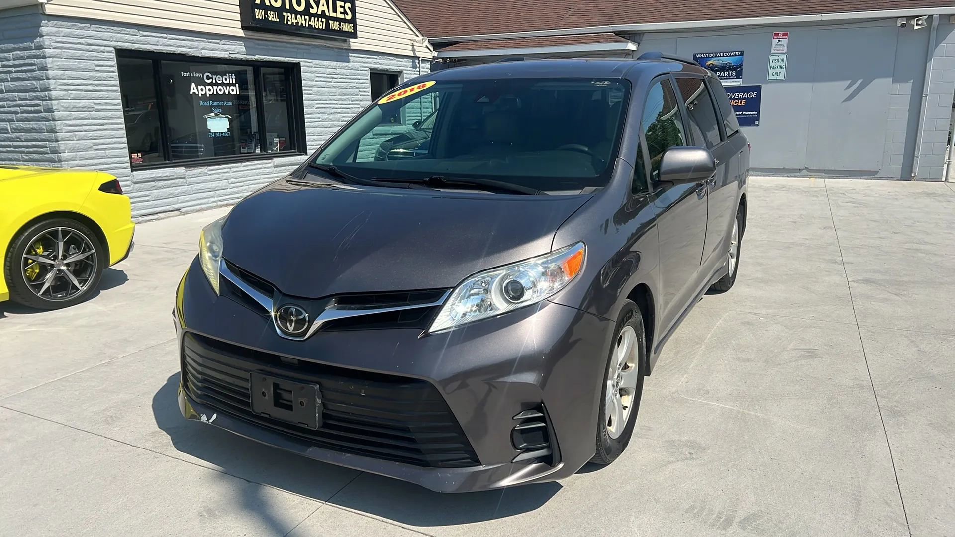 Used 2018 Toyota Sienna LE w/ Carpet Mat Package image 1