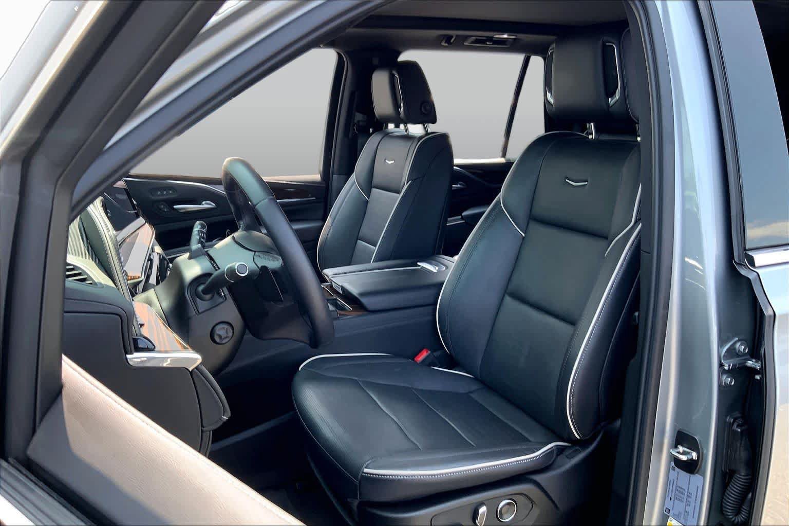 Used 2023 Cadillac Escalade Premium Luxury w/ LPO, Floor Liner Package AWD/4WD image 9