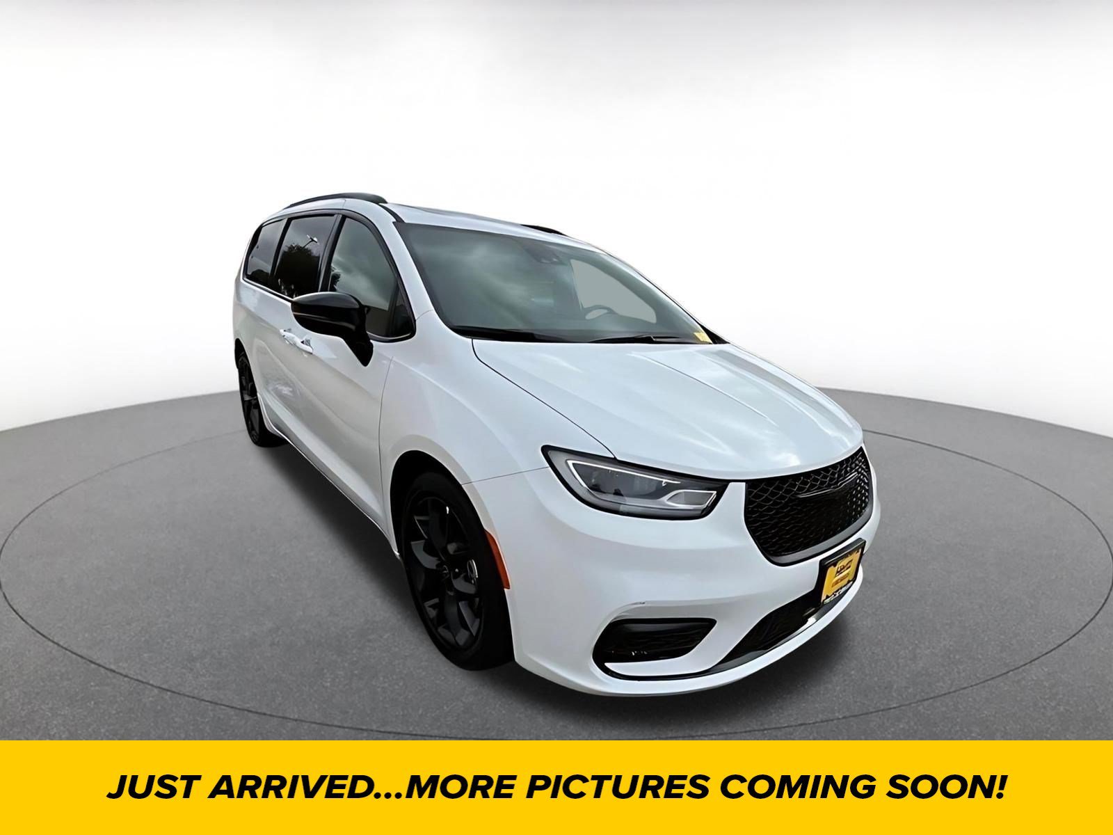 Used 2025 Chrysler Pacifica Limited FWD image 1