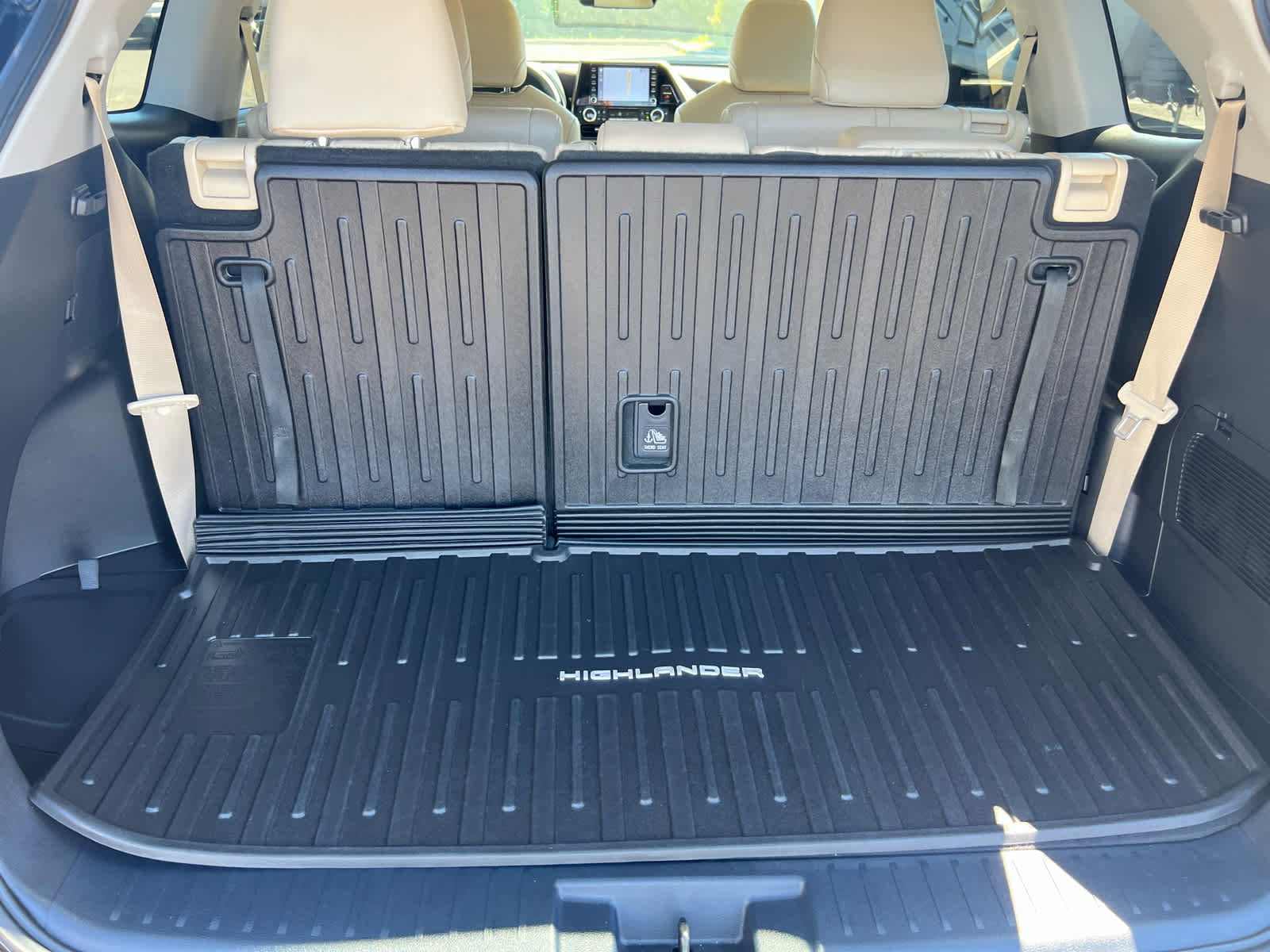 Used 2022 Toyota Highlander XLE AWD/4WD image 10