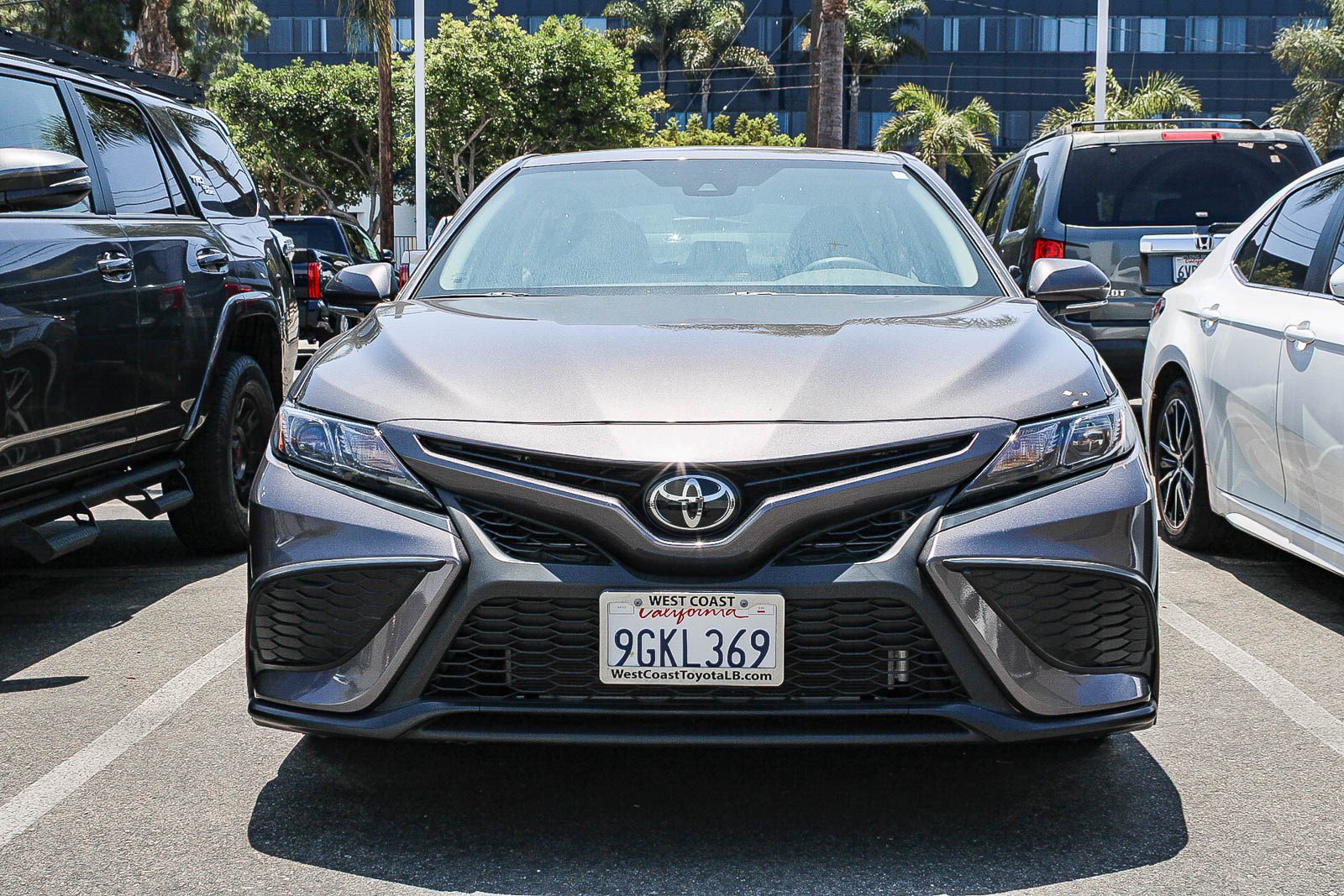 Used 2023 Toyota Camry SE FWD image 2
