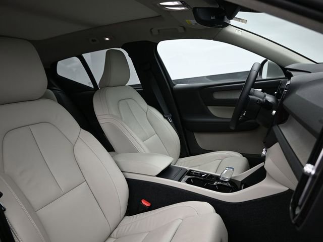 Used 2023 Volvo XC40 B5 Plus image 32