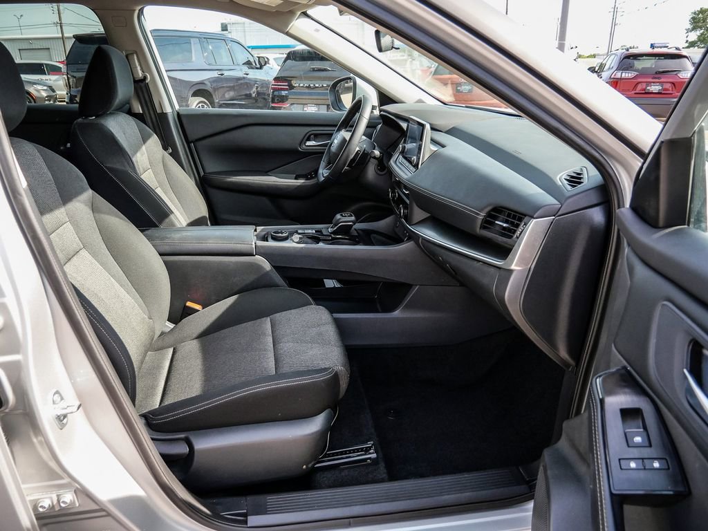 Used 2025 Nissan Rogue SV AWD/4WD image 14