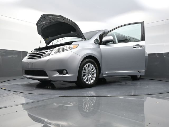 Used 2015 Toyota Sienna XLE w/ XLE Navigation Package image 31