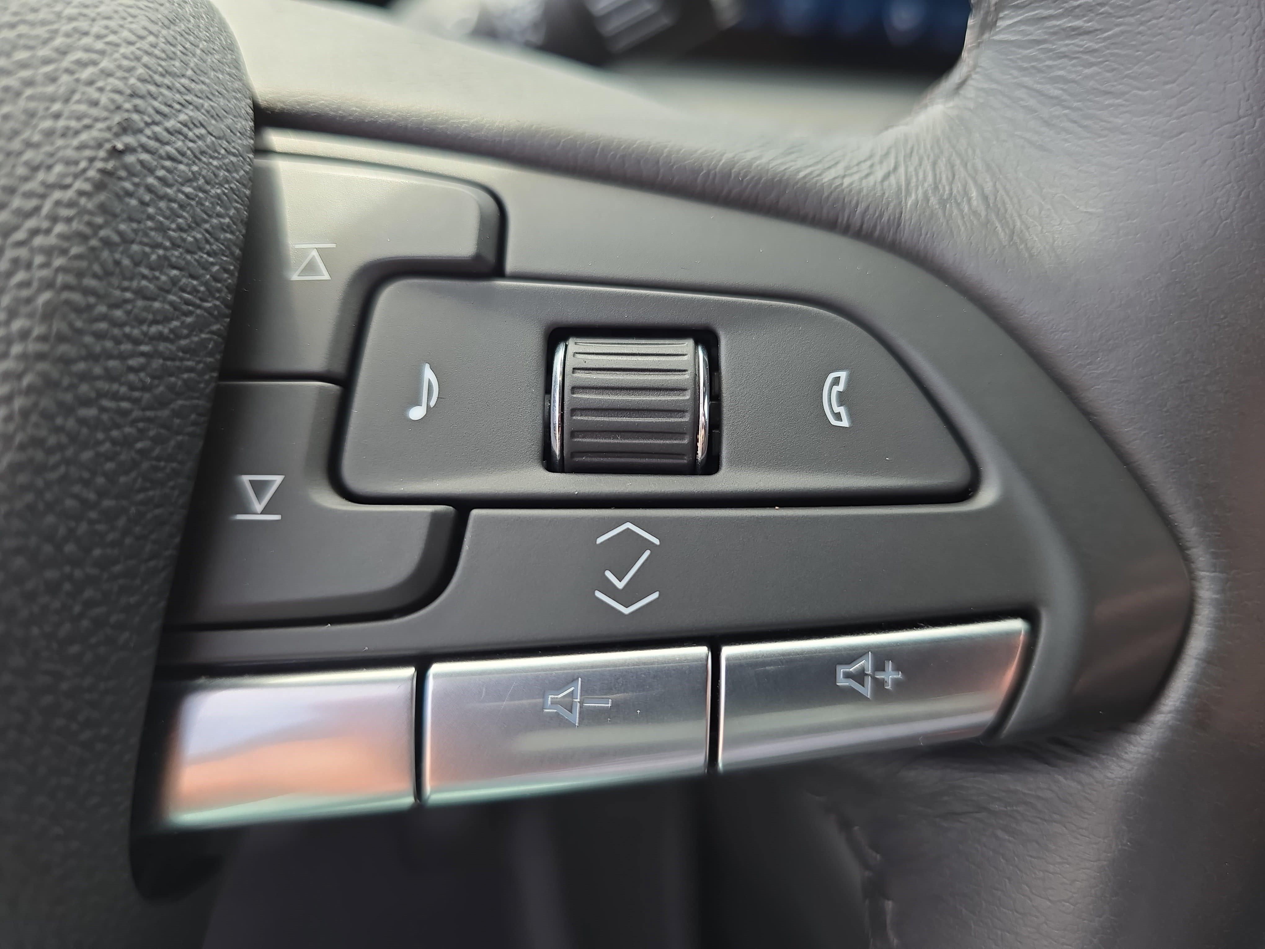 Certified 2025 Cadillac XT4 Premium Luxury AWD/4WD image 19