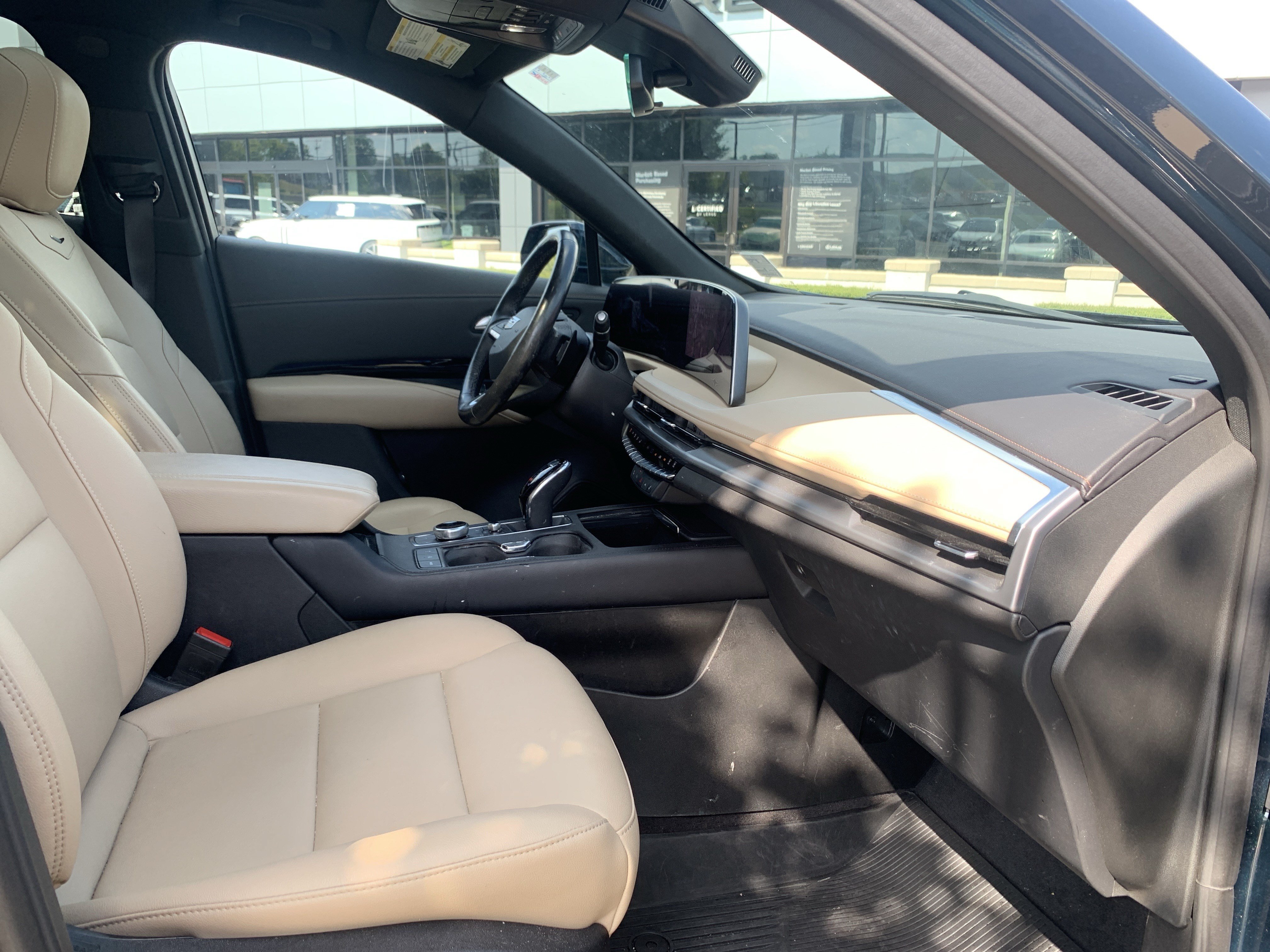 Used 2024 Cadillac XT4 Luxury w/ Cold Weather Package FWD image 35