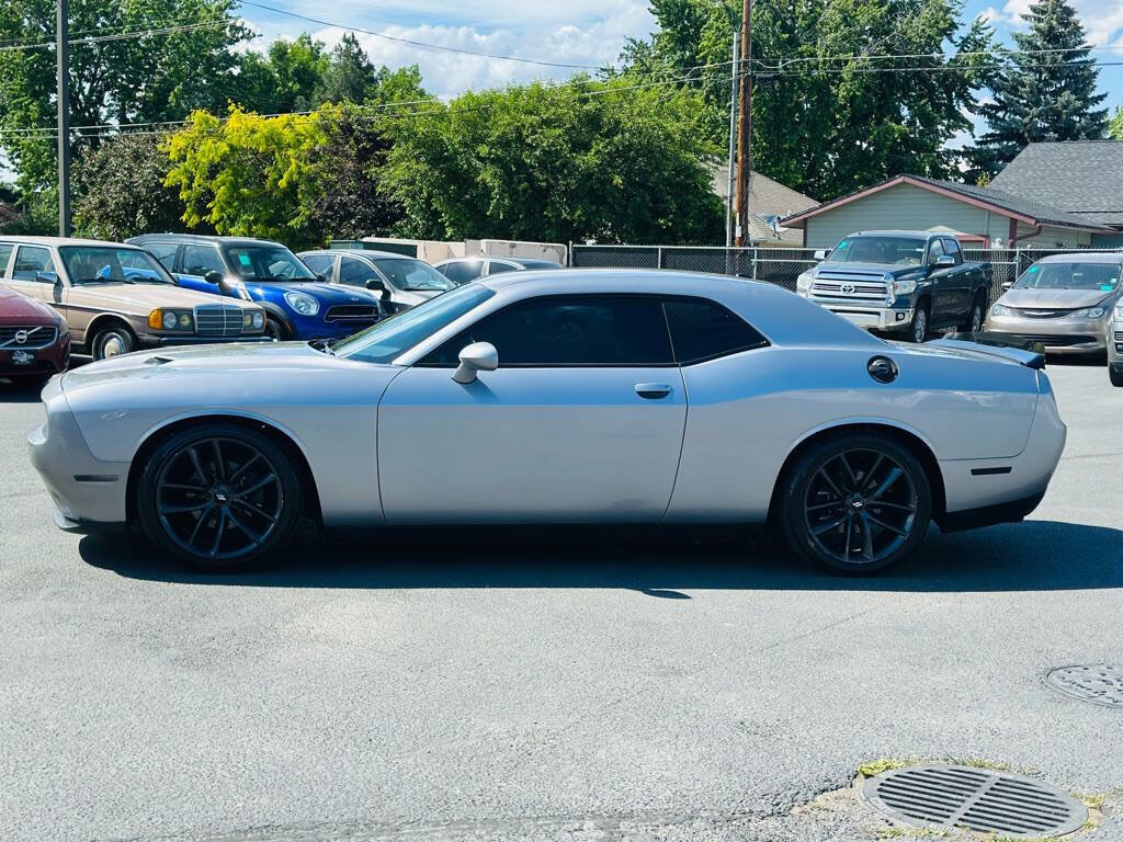 Used 2015 Dodge Challenger SXT RWD image 4